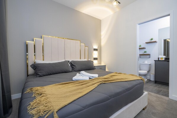 3 Schlafzimmer, Schreibtisch, Bügeleisen/Bügelbrett, Reisekinderbett