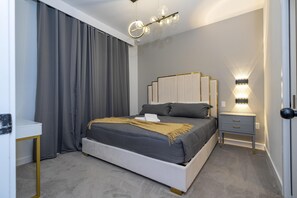 3 makuuhuonetta, työpöytä, silitysrauta/-lauta, vauvan matkasänky