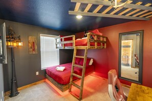 3 bedrooms, desk, iron/ironing board, travel crib