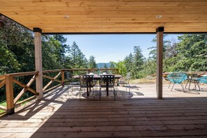 Outdoor dining - Coastal Acres (Saanichton)