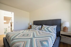 4 bedrooms, iron/ironing board, WiFi, bed sheets - Coastal Acres (Saanichton)