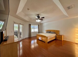 4 habitaciones, tabla de planchar con plancha y cuna de viaje 