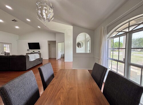 Heated pool, pool table, heart of Wellington!