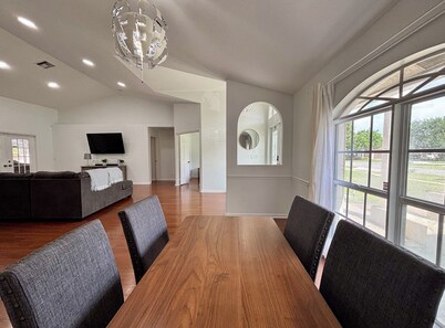 Heated pool, pool table, heart of Wellington!