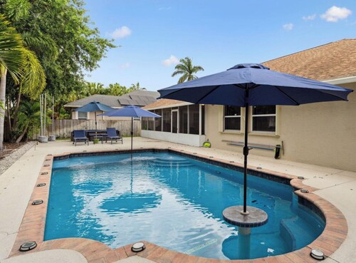 Heated pool, pool table, heart of Wellington!