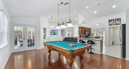 Heated pool, pool table, heart of Wellington!