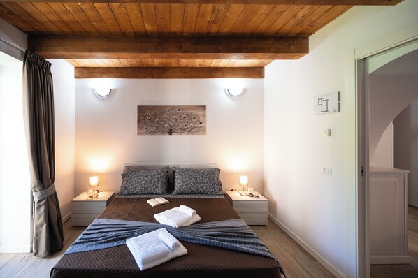 1 habitación, tabla de planchar con plancha, wifi y ropa de cama
