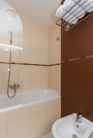 Appartement (One Bedroom Apartment) | Salle de bain | Serviettes fournies
