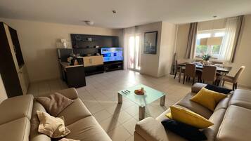 Appartamento (One Bedroom Apartment) | Soggiorno | TV a schermo piatto 32 pollici con canali via cavo