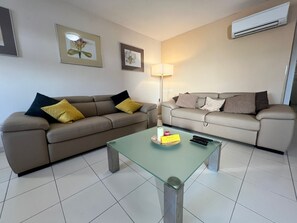 Appartamento (One Bedroom Apartment) | Soggiorno | TV a schermo piatto 32 pollici con canali via cavo