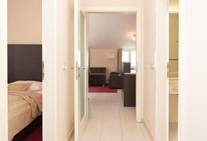 Una habitación de hotel con una cama, un escritorio y una silla.