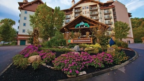 Un hotel de varios pisos con un cartel que indica Smoky Mountain Resort.