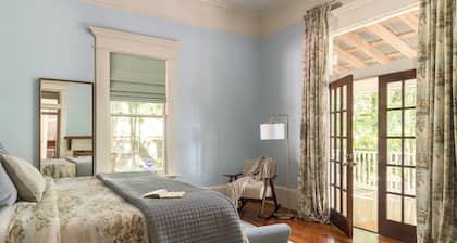 Comfortable and Chic 1 bedroom/ 1 bathroom Suite