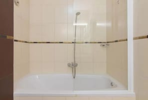 Apartment (Two Bedroom Apartment) | Badezimmer | Handtücher