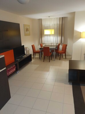 Departamento (Two Bedroom Apartment) | Servicio de la propiedad