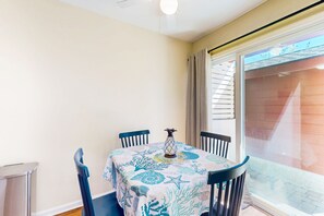 Dining - Charming townhome with patio, W/D, central AC, close to beach & golf (Myrtle Beach)