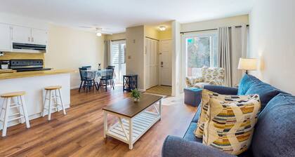 Charming townhome with patio, W/D, central AC, close to beach & golf