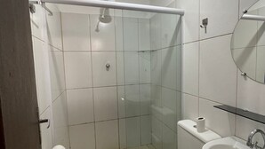 A bathroom with a glass shower enclosure, a toilet, a sink, and a mirror. - Chill Inn Pousada Paraty (Paraty)
