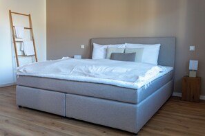2 bedrooms, travel cot, free WiFi, bed sheets