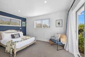 4 bedrooms, desk, iron/ironing board, WiFi - Oakura Oasis - Coastal Retreat with Spa (Ōakura)