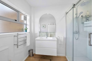 Shower, towels - Oakura Oasis - Coastal Retreat with Spa (Ōakura)