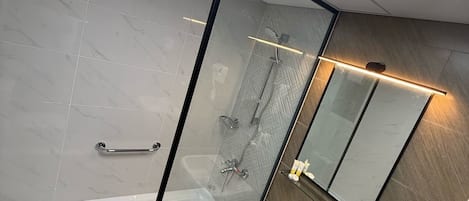 Classic-suite - byudsigt | Badeværelse | Hårtørrer, håndklæder, Sæbe, Shampoo