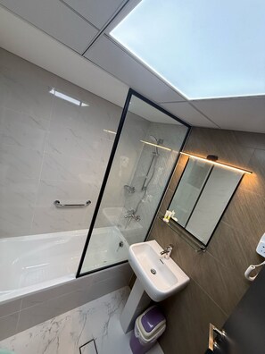 Classic Suite, City View | Bathroom | Hair dryer, towels, soap, shampoo