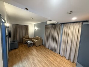 Classic Suite, City View | Living area