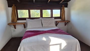 Apto Brisa - Hospedaria Noite Lunar - Imbituba - SC | 1 quarto, roupas de cama premium, individualmente decorados