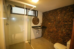 Shower, hair dryer, toilet paper - Hospedaria Noite Lunar - Praia do Rosa - SC (Imbituba)
