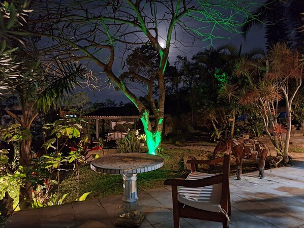 Fachada da propriedade à noite