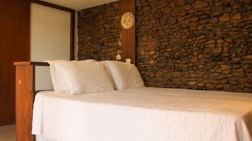 Apto Pedra - Hospedaria Noite Lunar - Imbituba - SC | 1 bedroom, premium bedding, individually decorated