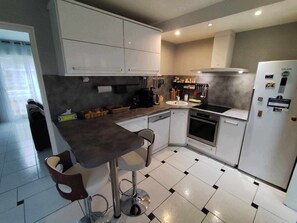 Jääkaappi, mikroaaltouuni, uuni, liesi