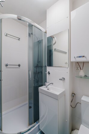 Dusche, Haartrockner, Handtücher, Seife