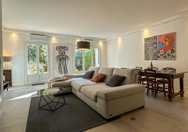 Smart TV, fireplace, printers