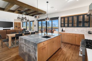 Een koelkast, een microgolfoven, een oven, een vaatwasser