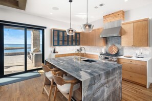 Een koelkast, een microgolfoven, een oven, een vaatwasser