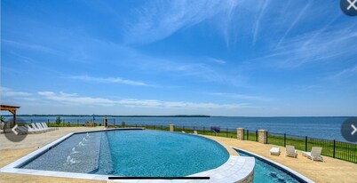 Lake house Estate with 5 bedrooms and AC, WiFi on Lake Bois D"arc 19K sq. acres!
