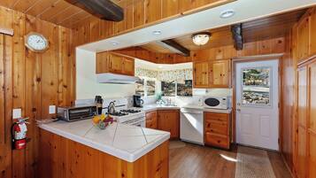 Maison, Plusieurs lits, patio (Acorn Acres) | Cuisine privée | Réfrigérateur, four à micro-ondes, un four, surface de cuisson