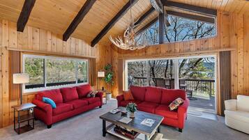 Casa, varias camas, patio (Acorn Acres) | Área de sala de estar | Televisión de pantalla plana de 42 pulgadas con canales digitales