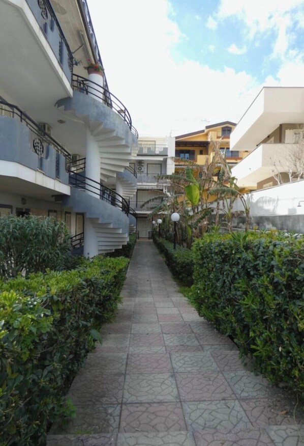 Property grounds - RELAXATION AND SUNSETS SEA VIEW HOUSE (Roccalumera)