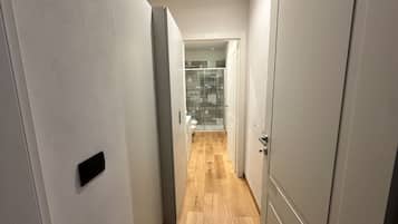 Dusche, kostenlose Toilettenartikel, Haartrockner, Hausschuhe