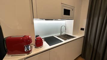 Frigorifero, microonde, forno, piano cottura