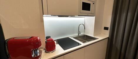 Refrigerador, microondas, horno y parrilla de estufa