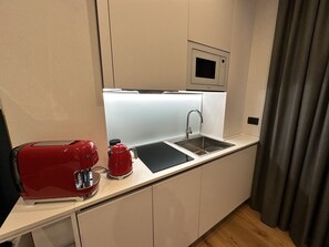 Refrigerador, microondas, horno, placa de cocina
