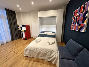 1 habitación, caja de seguridad en la habitación y escritorio 