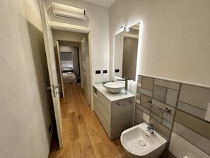 Shower, hair dryer, bidet, towels - Studio Apartment A - Piol42 Rivoli (Rivoli)