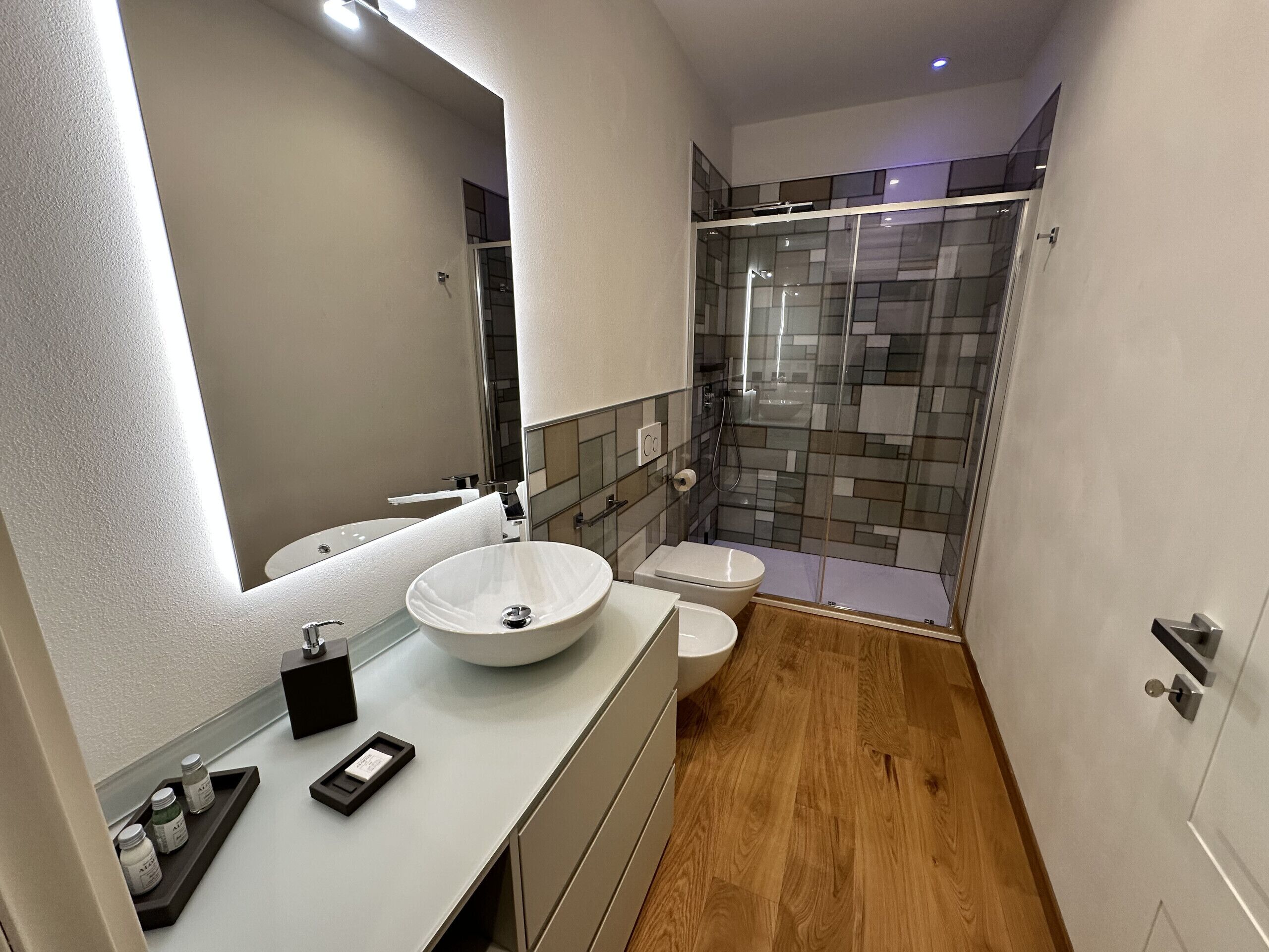 Douche, sèche-cheveux, bidet, serviettes fournies