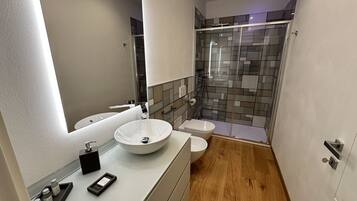 Douche, sĂšche-cheveux, bidet, serviettes fournies