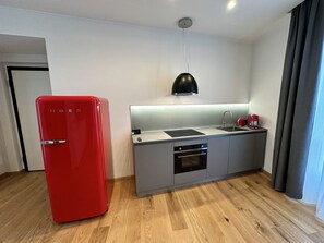 Refrigerador, microondas, horno, placa de cocina